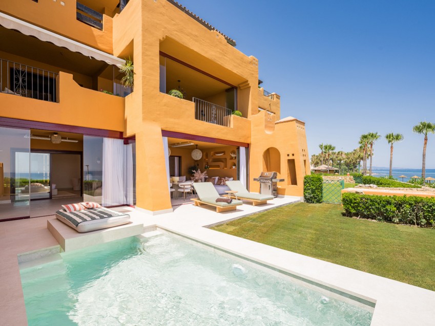 Apartamento en primera línea de playa con piscina privada en la Nueva Milla de Oro Estepona